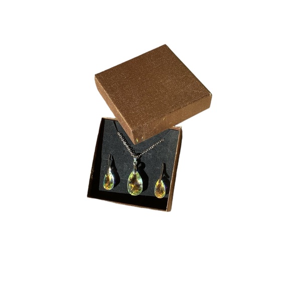 Multifaceted sparkling water drop  crystal necklace and earring set. NWT - Picture 3 of 7